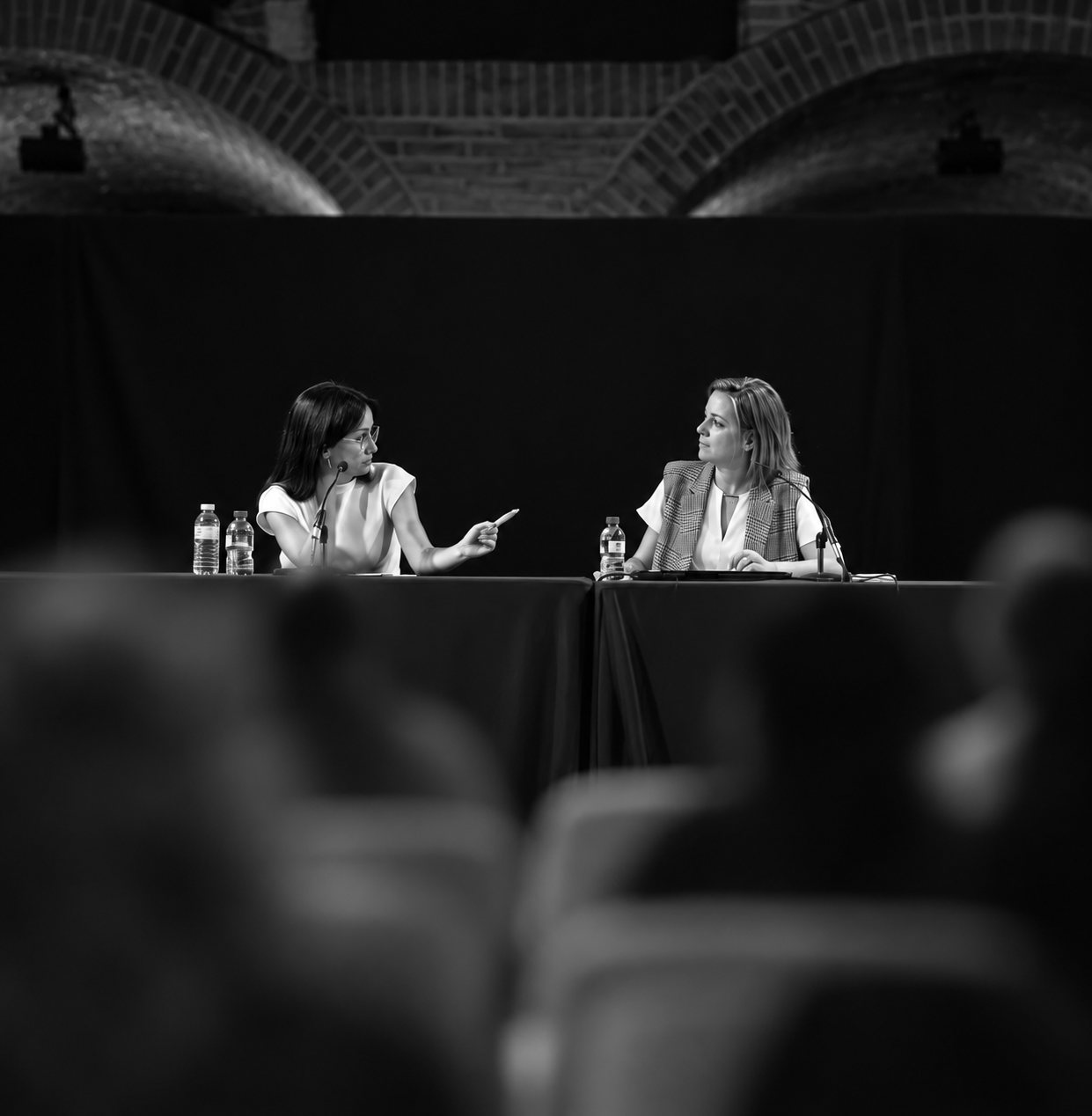 Yaiza Laín Ruiz y Nerea Zarza Iborra durante su conferencia sobre la Ley de Segunda Oportunidad en Las Chimeneas, Petrer