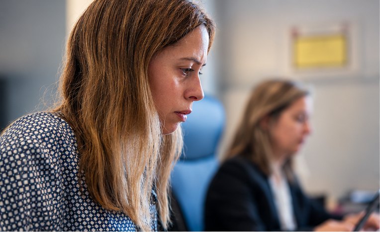 Abogada del despacho revisando un expediente con atención